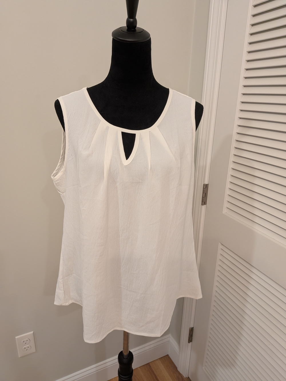 Women's White Keyhole Sleeveless Top Size XL New